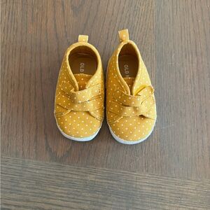Old Navy Kids Yellow Polka Dot Shoes